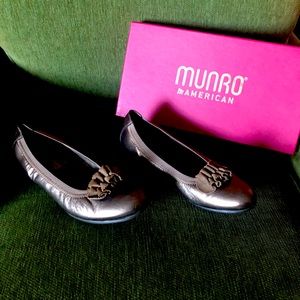 1 pair size 9 Munro bronze flats